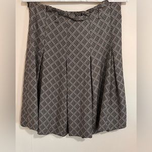 silk Banana republic pleated skirt printed (with lining)
Size 10
23” outseam